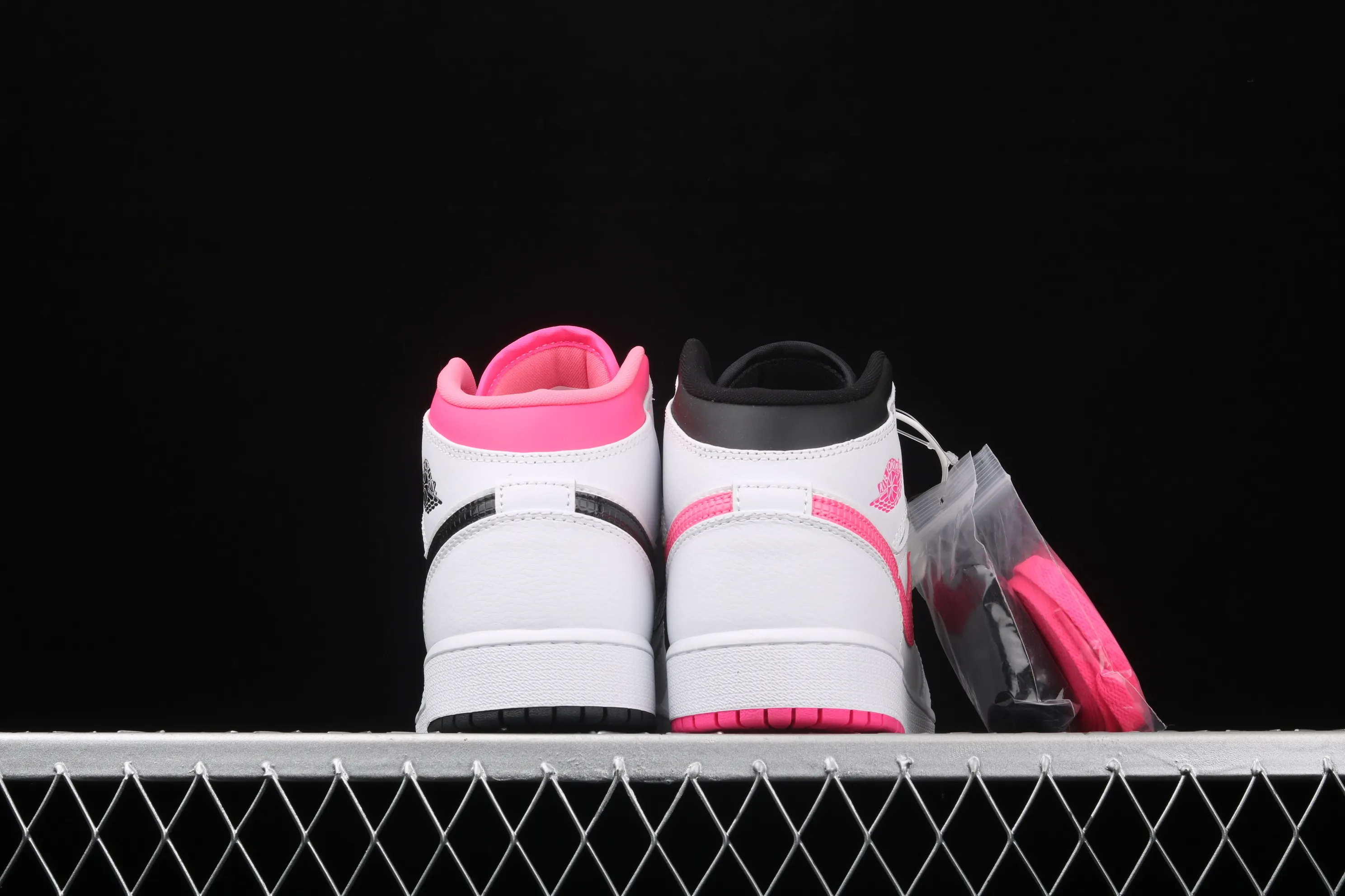 All categories Air Jordan Jordan series basketball shoes Air Jordan 1 Mid Air Jordan 1 Mid AJ1 black and white pink Joe 1 mandarin duck hook Valentine's Day 555112-106